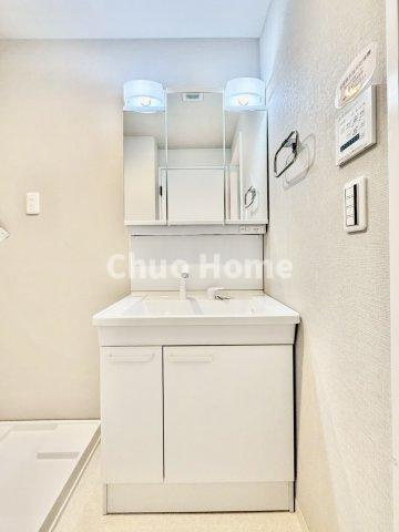 スカイウェイ立石の独立洗面台|【洗面化粧台】洗面化粧台には三面鏡を採用。身だしなみを整えやすい事はもちろんですが、鏡の後ろに収納スペースを設ける事により、散らかりやすい洗面スペースをすっきりさせる事が出来るのも嬉しいですね