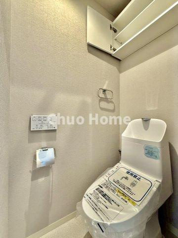 スカイウェイ立石のトイレ|【トイレ】 収納スペースをしっかりと確保した温水洗浄便座機能付きトイレ。温水洗浄便座は清潔にお使いいただくための大切なアイテムです。