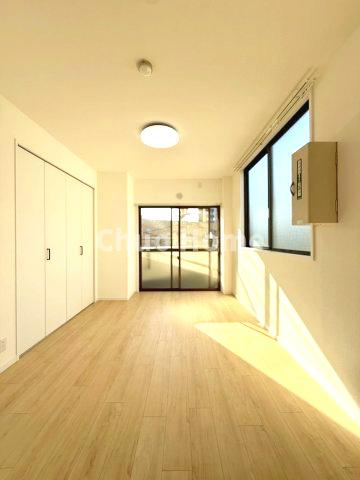 スカイウェイ立石の洋室|【洋室】快適に過ごす条件は、一人ひとり違います。だからこそ飾り過ぎないシンプルな内装と偏り過ぎないデザインで統一しております。居住していく中でオーナー様だけの【マイホーム】に創り上げて下さい