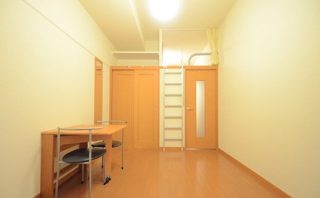 レオパレスルシータ２１の居間・リビング