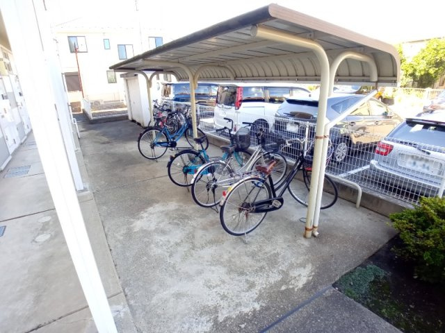 レオパレスレイフローラのその他|屋根付き駐輪場