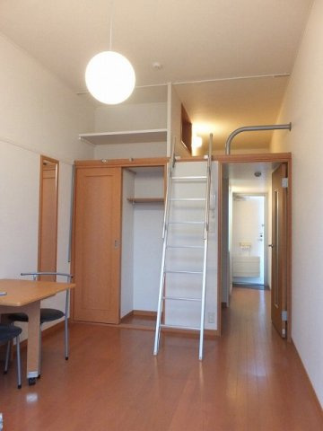 レオパレスレイフローラの居間・リビング