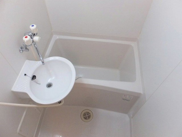 レオパレスレイフローラの浴室|バス・トイレ別です♪