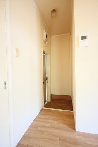 ゴールドハイツA棟の玄関|別部屋同間取りのお写真となります。参考にご覧くださいませ。現状と異なる場合は現状優先となります