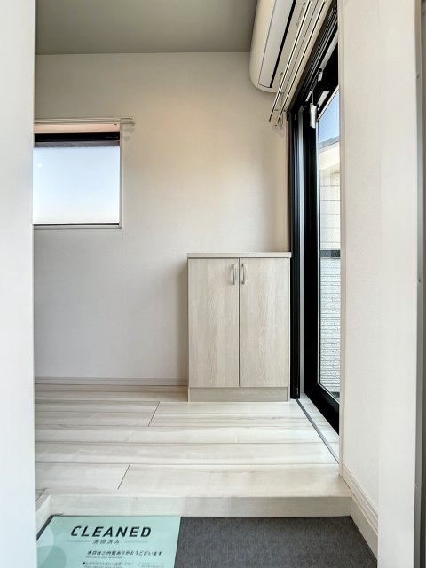 ＭＥＬＤＩＡ松島四丁目の玄関|収納もある玄関です