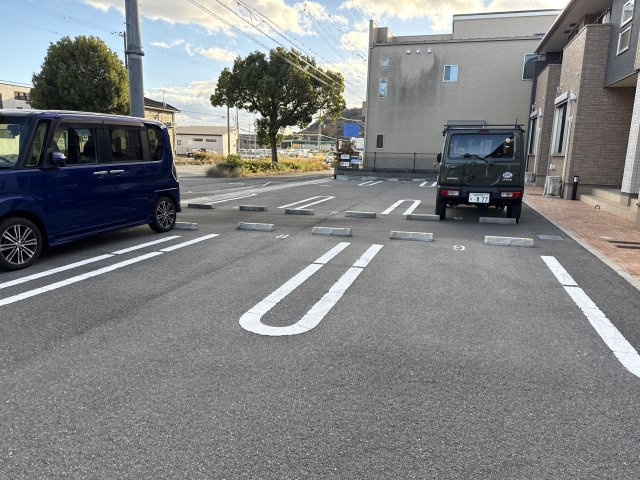 グラース・アンジュＧの駐車場