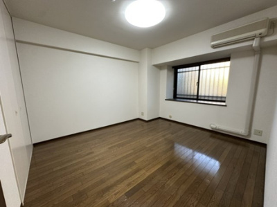 【居間・リビング】 | ミラパセオ自治医大壱番館 | 北側洋室のエアコンはサービス品です