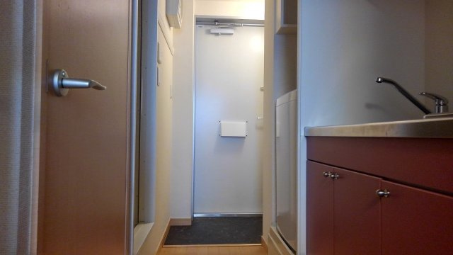 レオパレスナイス五井８１２の玄関