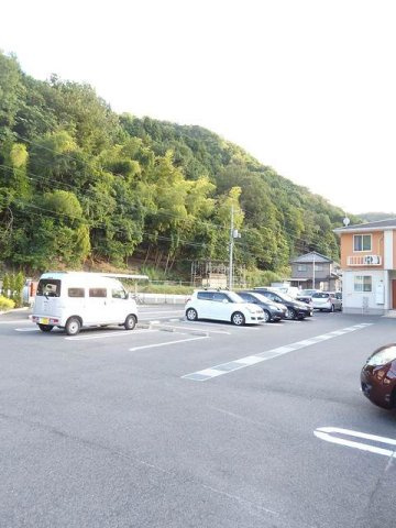 クリアネス　弐番館の駐車場|駐車場に車を止められます