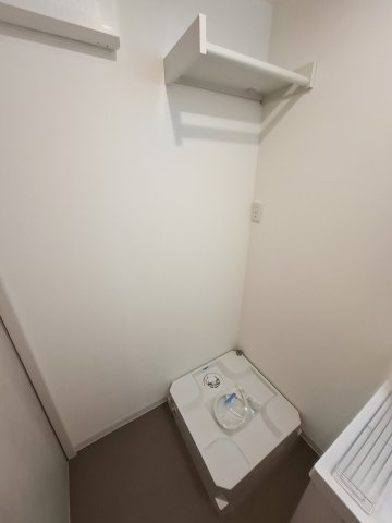 ココングランジュール芦屋西Ⅱの設備|洗濯置き場上の収納も便利