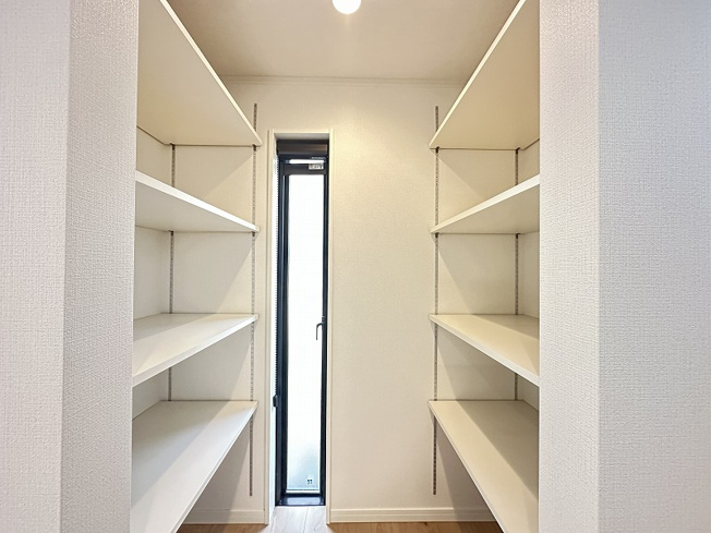【収納】 | 新座市野火止5丁目　中古一戸建住宅　(志木本店) | スキップフロア収納
（2026年2月）撮影
多目的に使える収納スペースを備えたスキップフロア