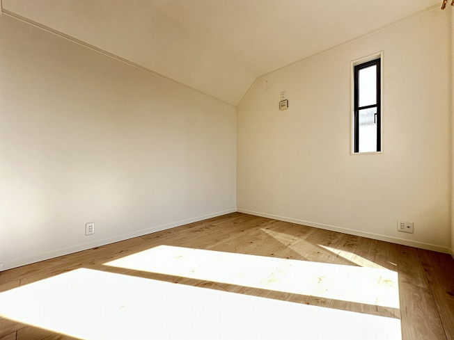 【洋室】 | 新座市野火止5丁目　中古一戸建住宅　(志木本店) | 洋室5.3帖（2026年2月）撮影
使いやすい広さの5.3帖洋室