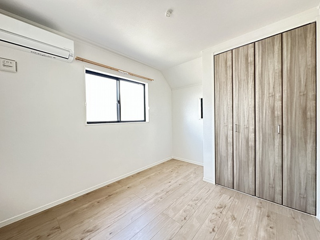 【洋室】 | 新座市野火止5丁目　中古一戸建住宅　(志木本店) | 洋室5.1帖（2026年2月）撮影
陽当たり良好の洋室空間