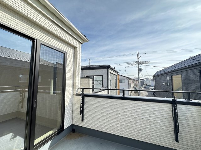 【バルコニー】 | 新座市野火止5丁目　中古一戸建住宅　(志木本店) | バルコニー（2026年2月）撮影
奥行きを確保した使いやすいバルコニー