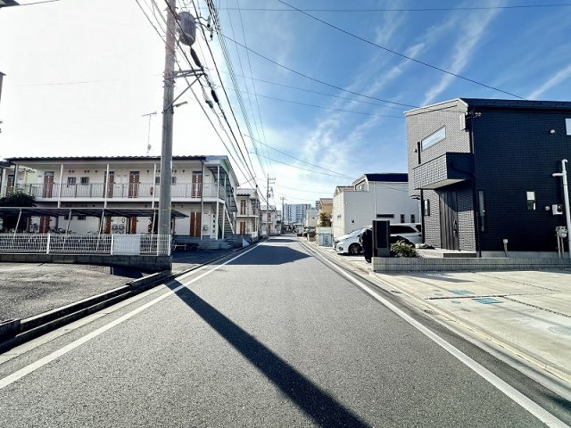【前面道路含む現地写真】 | 新座市野火止5丁目　中古一戸建住宅　(志木本店) | 前面道路（2026年2月）撮影
視界が開けた前面道路