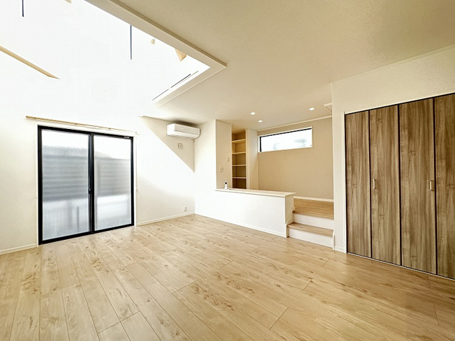 【居間・リビング】 | 新座市野火止5丁目　中古一戸建住宅　(志木本店) | 16.3帖の広々としたLDK。
吹き抜けや掃き出し窓から優しい自然光が入る明るく開放的なファミリー空間です。