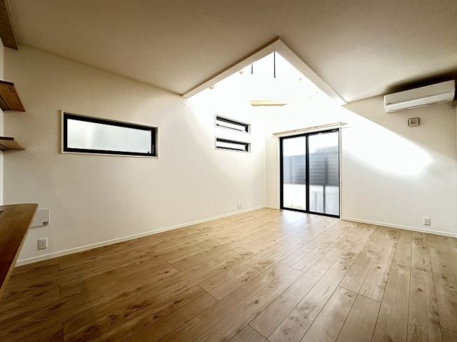 【居間・リビング】 | 新座市野火止5丁目　中古一戸建住宅　(志木本店) | 約3帖のゆとりあるスキップフロア。
2つの可動棚付きなのでスッキリとした空間を維持できます。