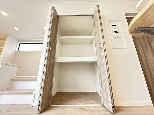 【キッチン】 | 新座市野火止5丁目　中古一戸建住宅　(志木本店) | 勝手口付きなのでゴミ出しもラクラク。
キッチンからリビング全体が見渡せるので家事をしながら家族との会話もお楽しみいただけます。