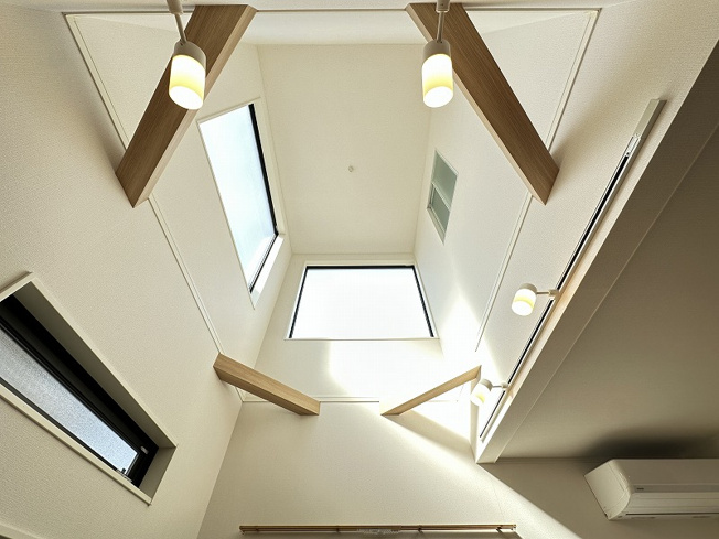 【キッチン】 | 新座市野火止5丁目　中古一戸建住宅　(志木本店) | 吊戸棚付きのカップボード。
スライド式なので中が奥まで一目で確認でき、出し入れもスムーズ。