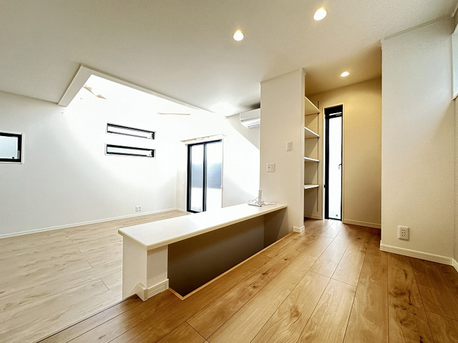 【居間・リビング】 | 新座市野火止5丁目　中古一戸建住宅　(志木本店) | 光と風が通り抜ける気持ちのいい吹き抜け。
日中は優しい自然光がリビングに届きます。