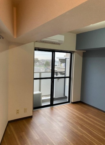 【洋室】 | ライオンズマンション東長崎第３ | 贅沢といえるほどの豊かな居住性と、プライドを満たすクオリティが見事に調和した住空間。リビングも広く設け、訪れる人々を暖かく迎えてくれます。