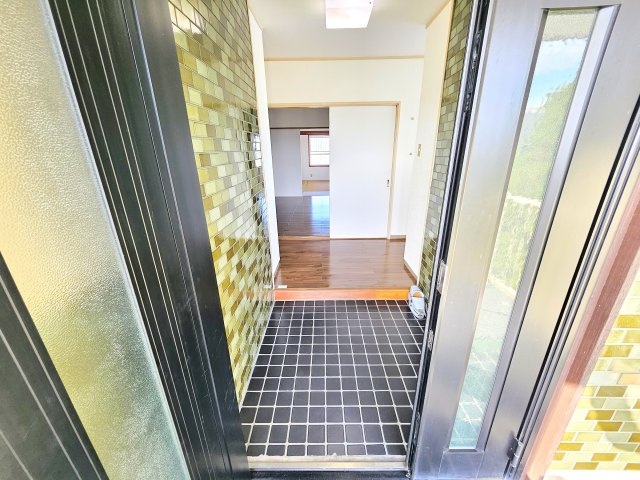 ヤマダビルの玄関