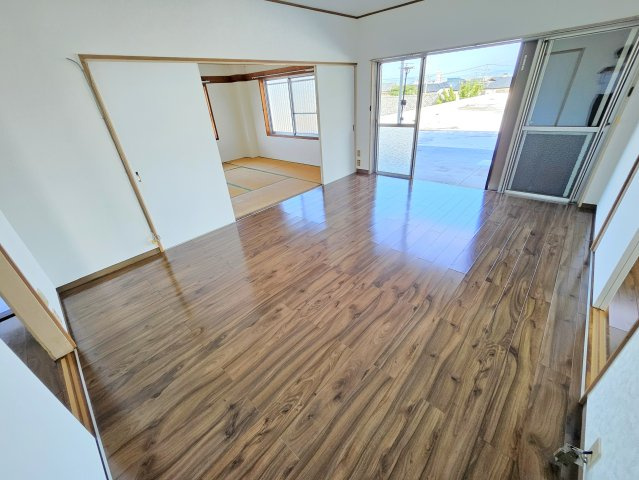 ヤマダビルの洋室