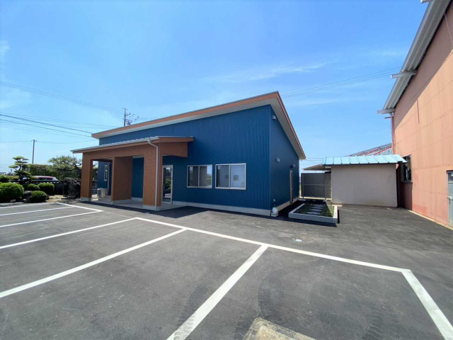 北山崎町貸店舗の駐車場