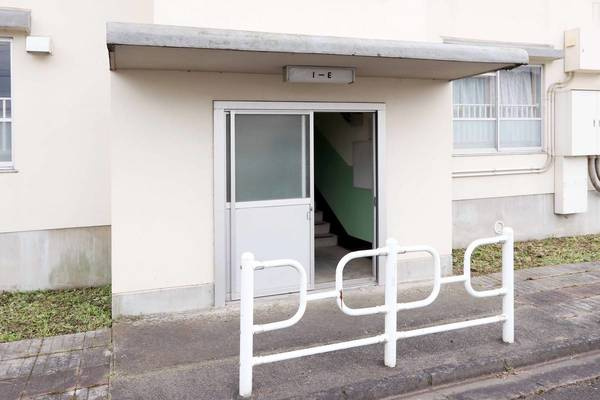 ビレッジハウス仁左平2号棟のエントランス