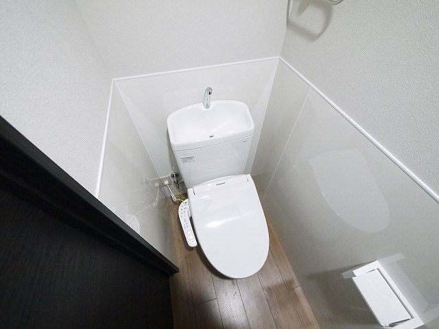 新町ハイツのトイレ|落ち着いた色調のトイレです