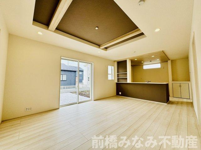 前橋市上新田町　３号棟(全５棟)　ブルーミングガーデン　新築建売分譲の居間・リビング|ゆったりとした居間です