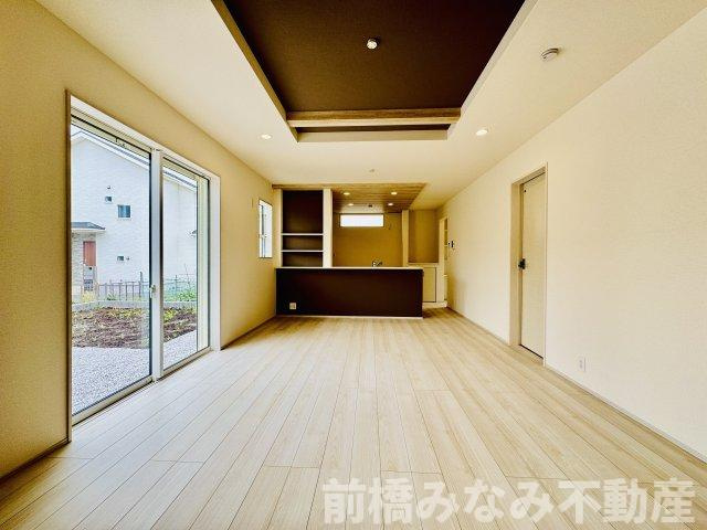 前橋市上新田町　３号棟(全５棟)　ブルーミングガーデン　新築建売分譲の居間・リビング|こちらのリビングで趣味の時間をお楽しみください