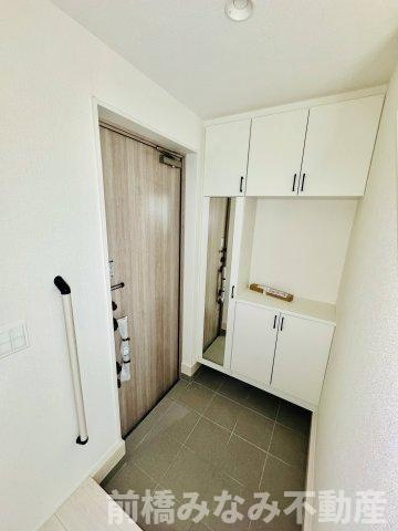 玉村町福島23-1期　２号棟(全１２区画)　リナージュ　新築建売分譲の玄関|明るい玄関です