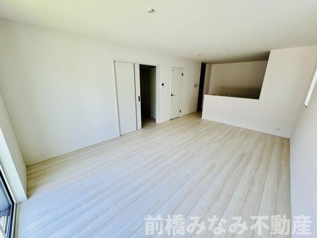 玉村町福島23-1期　２号棟(全１２区画)　リナージュ　新築建売分譲の居間・リビング|こちらの居間で趣味の時間をお楽しみください