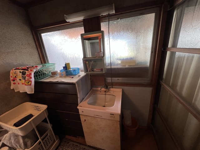 鏡野町古川　中古住宅　8DK＋2S ＋離れ・納屋の洗面所