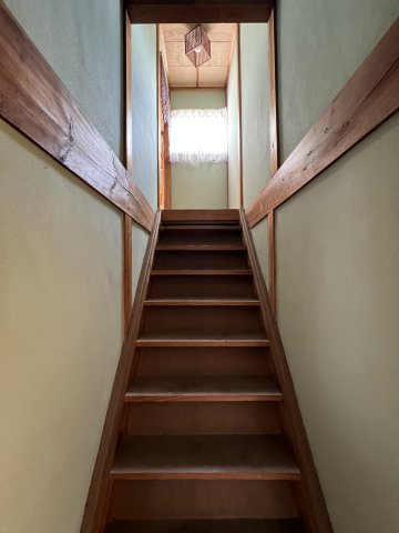 鏡野町古川　中古住宅　8DK＋2S ＋離れ・納屋の内装|離れ2階　階段