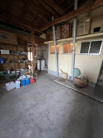 鏡野町古川　中古住宅　8DK＋2S ＋離れ・納屋のその他|土間