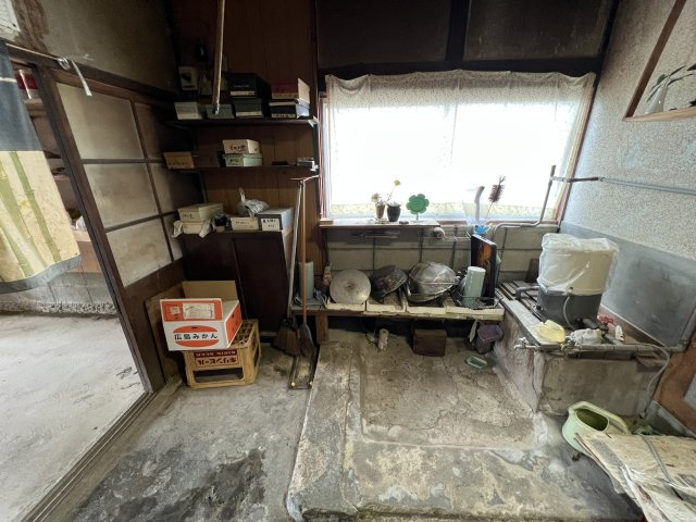 鏡野町古川　中古住宅　8DK＋2S ＋離れ・納屋のその他|土間