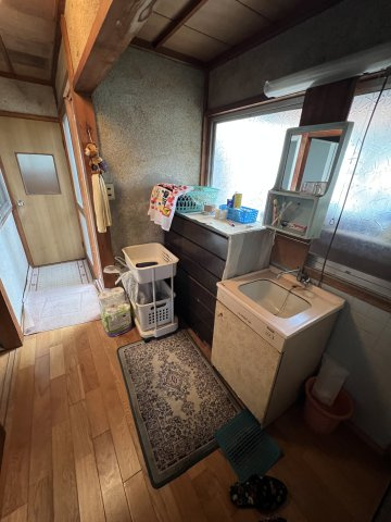 鏡野町古川　中古住宅　8DK＋2S ＋離れ・納屋の洗面所