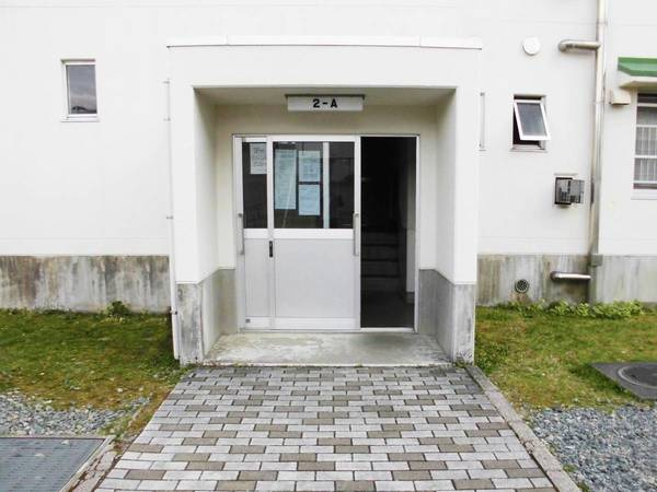 ビレッジハウスしわ中央2号棟のエントランス