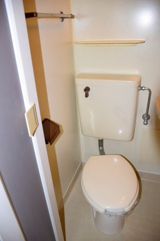 シャルマン若草のトイレ|落ち着いた色調のトイレです