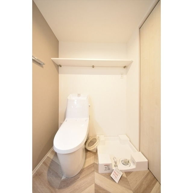 CASA PIAZZAカーサピアッツァ大森西のトイレ|棚と温水洗浄便座付きのトイレ　洗濯機置き場