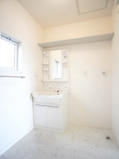 【洗面所】 | ラフィーネA | 窓があり風通し良好☆洗髪洗面化粧台、洗濯機置き場があります♪