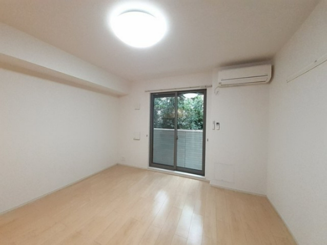 狛江市東和泉２丁目のアパートの居間・リビング