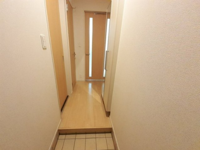 狛江市東和泉２丁目のアパートの玄関