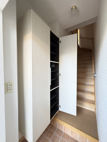 Ｐｉｎｅ　Ｃｏｕｒｔ（パインコート）の玄関|イメージ205号室の写真（反転あり）