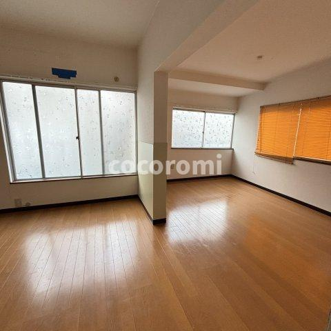 大久保町車庫付きテラスの居間・リビング