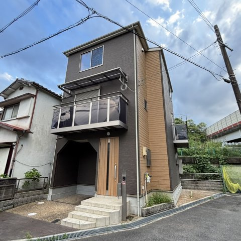 甲斐田町車庫付き戸建て