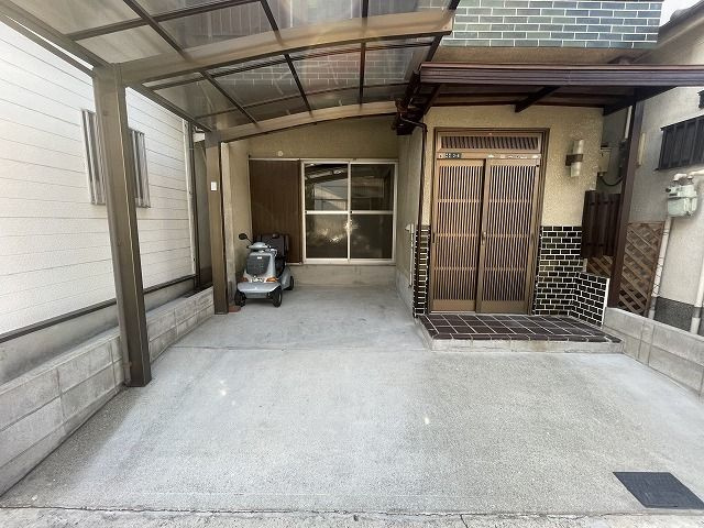 楠根南町貸家の駐車場