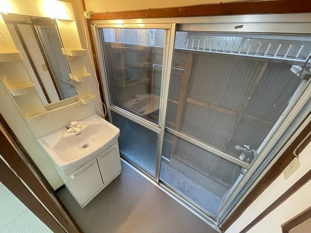 楠根南町貸家の洗面所